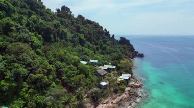 İHA yükseliyor. Perhentian Kecil 'in zümrüt suları ve yemyeşil ormanlarıyla manzarası. Perhentian Kecil 'deki tropik cennet