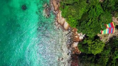 dikey kuşların görüş dronu. Perhentian Kecil 'in zümrüt suları ve yemyeşil ormanlarıyla manzarası. Perhentian Kecil 'deki tropik cennet