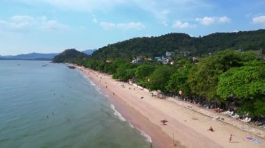 Turkuaz su, beyaz kum ve Tayland 'ın Yengeç şehrinde popüler bir turistik yer olan yemyeşil uçurumlarla dolu Aao nang plajı nefes kesici bir manzara. hız rampası Hiperlapse hızlandırılmış zaman aşımı 