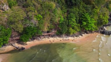 Turkuaz su, beyaz kum ve Tayland 'ın Yengeç şehrinde popüler bir turistik yer olan yemyeşil uçurumlarla dolu Aao nang plajı nefes kesici bir manzara. İHA yükseliyor 