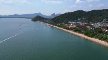 Turkuaz su, beyaz kum ve Tayland 'ın Yengeç şehrinde popüler bir turistik yer olan yemyeşil uçurumlarla dolu Aao nang plajı nefes kesici bir manzara. panorama genel görünüm dronu 