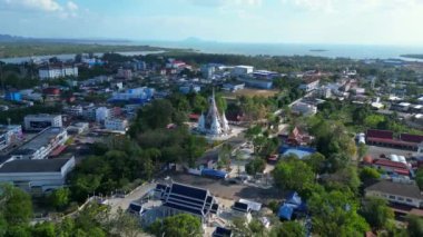 Tayland 'ın güneyindeki Krabi kasabasının hava manzarası arka planda binalar, nehir, deniz ve ormanlı tepelerin karışımını gösteriyor. hız rampası Hiperlapse hızlandırılmış zaman aşımı 