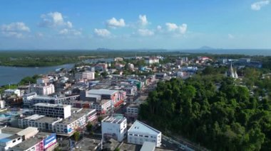 Tayland 'ın güneyindeki Krabi kasabasının hava manzarası arka planda binalar, nehir, deniz ve ormanlı tepelerin karışımını gösteriyor. hız rampası Hiperlapse hızlandırılmış zaman aşımı 