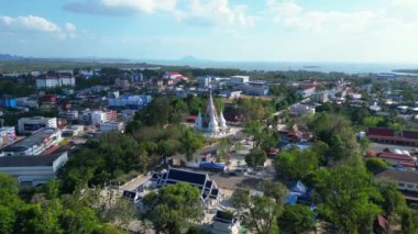 Tayland 'ın güneyindeki Krabi kasabasının hava manzarası arka planda binalar, nehir, deniz ve ormanlı tepelerin karışımını gösteriyor. İHA yükseliyor 