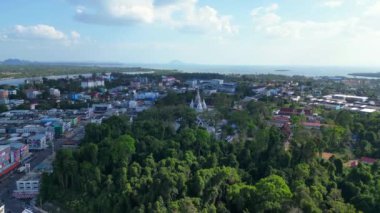 Tayland 'ın güneyindeki Krabi kasabasının hava manzarası arka planda binalar, nehir, deniz ve ormanlı tepelerin karışımını gösteriyor. panorama genel görünüm dronu 