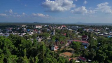 Tayland 'ın güneyindeki Krabi kasabasının hava manzarası arka planda binalar, nehir, deniz ve ormanlı tepelerin karışımını gösteriyor. uçuş üstü insansız hava aracı 
