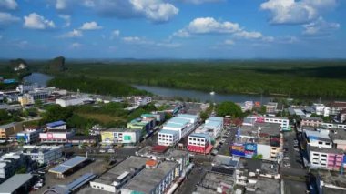 Tayland 'ın güneyindeki Krabi kasabasının hava manzarası arka planda binalar, nehir, deniz ve ormanlı tepelerin karışımını gösteriyor. Sol İHA 'ya dön 