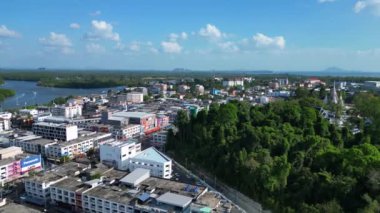 Tayland 'ın güneyindeki Krabi kasabasının hava manzarası arka planda binalar, nehir, deniz ve ormanlı tepelerin karışımını gösteriyor. uçuş üstü insansız hava aracı 
