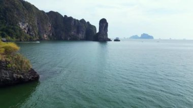 Etrafı yemyeşil bitki örtüsüyle kaplı yüksek uçurumlarla çevrili tenha bir körfezin nefes kesici manzarası. hız rampası Hiperlapse hızlandırılmış zaman aşımı 