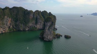 Etrafı yemyeşil bitki örtüsüyle kaplı yüksek uçurumlarla çevrili tenha bir körfezin nefes kesici manzarası. hız rampası Hiperlapse hızlandırılmış zaman aşımı 