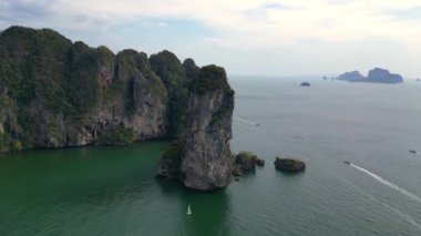 Etrafı yemyeşil bitki örtüsüyle kaplı yüksek uçurumlarla çevrili tenha bir körfezin nefes kesici manzarası. hız rampası Hiperlapse hızlandırılmış zaman aşımı 