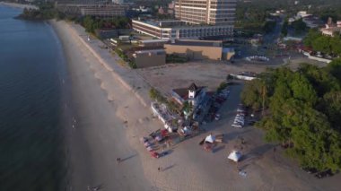 Hız rampası hiperlapse hareket hızı zaman aşımı. Langkawi sahil şeridinin havadan görünüşü, turistlerin berrak mavi suların tadını çıkardığı tropik bir plajdaki otel ve tatil beldelerini gösteriyor.