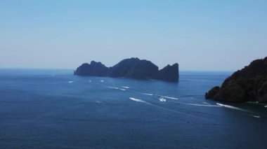 Hız rampası hiperlapse hareket hızı zaman aşımı. Sürat tekneleri güneşli bir günde arka planda phi phi leh adasıyla yarışıyor.