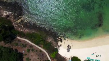 Yukarıdan insansız hava aracı görüntüleri. Turkuaz suyu, tekneleri, lüks otelleri ve dağlık manzaraları olan phi phi adasının havadan görünüşü