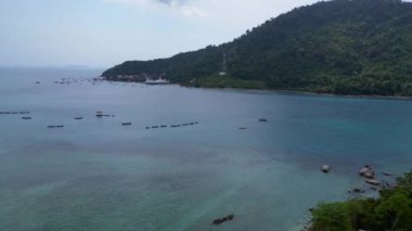 Yeşil enerji üretmek için güneş panelleri kullanan tropik bir ada beldesinin havadan görünüşü. hız rampası Hiperlapse hızlandırılmış zaman aşımı 