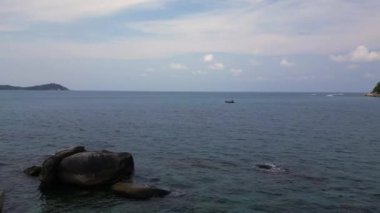 Yeşil enerji üretmek için güneş panelleri kullanan tropik bir ada beldesinin havadan görünüşü. hız rampası Hiperlapse hızlandırılmış zaman aşımı 