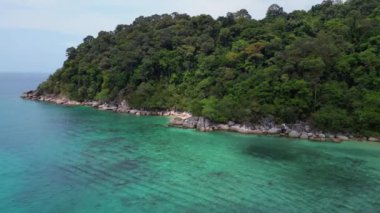 Turkuaz sudaki tekneler, arka planda yemyeşil bir tropik ormanı olan turistlerle dolu beyaz bir kumsal yakınında. hız rampası Hiperlapse hızlandırılmış zaman aşımı 