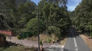 Langkawi, Malezya 'daki dramatik dağ tepelerinin yamaçlarını kaplayan çarpıcı yeşil orman örtüsü. hız rampası Hiperlapse hızlandırılmış zaman aşımı 