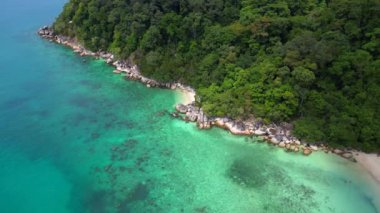 Turkuaz sudaki tekneler, arka planda yemyeşil bir tropik ormanı olan turistlerle dolu beyaz bir kumsal yakınında. hız rampası Hiperlapse hızlandırılmış zaman aşımı 