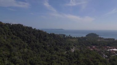 Langkawi, Malezya 'daki dramatik dağ tepelerinin yamaçlarını kaplayan çarpıcı yeşil orman örtüsü. Sol İHA 'ya dön 