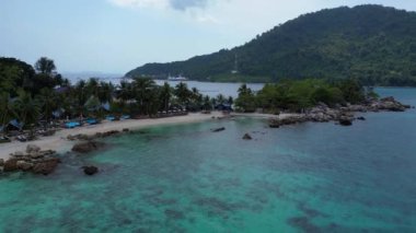 Yeşil enerji üretmek için güneş panelleri kullanan tropik bir ada beldesinin havadan görünüşü. uçuş üstü insansız hava aracı 