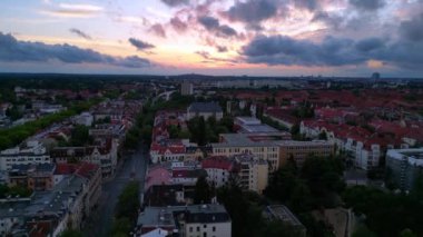Gün batımında Berlin ufuk çizgisi. Arka planda dramatik bulutlar ve ön planda ikonik kule. hız rampası Hiperlapse hızlandırılmış zaman aşımı 