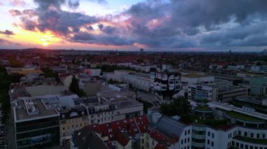 Gün batımında Berlin ufuk çizgisinde, arka planda dramatik bulutlar ve ön planda ikonik kule. hız rampası Hiperlapse hızlandırılmış zaman aşımı 