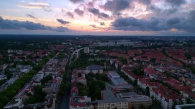 Gün batımında Berlin ufuk çizgisi. Arka planda dramatik bulutlar ve ön planda ikonik kule. hız rampası Hiperlapse hızlandırılmış zaman aşımı 