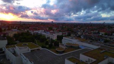 Gün batımında Berlin bierpinsel silueti. Arka planda dramatik bulutlar ve ön planda ikonik kule. hız rampası Hiperlapse hızlandırılmış zaman aşımı 