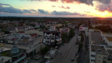Gün batımında Berlin ufuk çizgisi. Arka planda dramatik bulutlar ve ön planda ikonik kule. hız rampası Hiperlapse hızlandırılmış zaman aşımı 