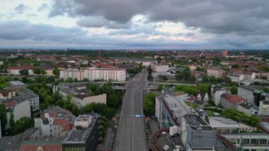 Gün batımında Berlin ufuk çizgisi. Arka planda dramatik bulutlar ve ön planda ikonik kule. uçuş üstü insansız hava aracı 
