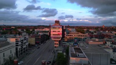 Gün batımında Berlin ufuk çizgisi. Arka planda dramatik bulutlar ve ön planda ikonik kule. hız rampası Hiperlapse hızlandırılmış zaman aşımı 