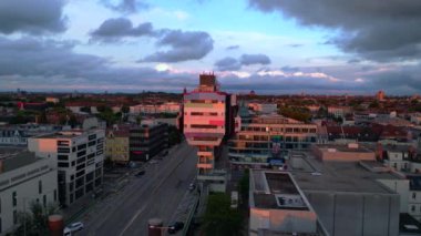 Gün batımında Berlin ufuk çizgisinde, arka planda dramatik bulutlar ve ön planda ikonik kule. panorama yörünge dronu 