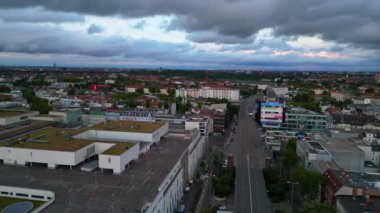 Gün batımında Berlin ufuk çizgisinde, arka planda dramatik bulutlar ve ön planda ikonik kule. Sol İHA 'ya dön 