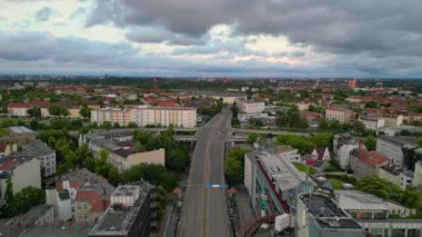 Gün batımında Berlin ufuk çizgisinde, arka planda dramatik bulutlar ve ön planda ikonik kule. Ters İHA uçuşu 