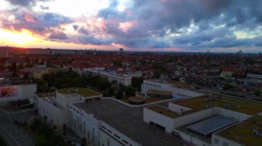 Gün batımında Berlin ufuk çizgisinde, arka planda dramatik bulutlar ve ön planda ikonik kule. Ters İHA uçuşu 