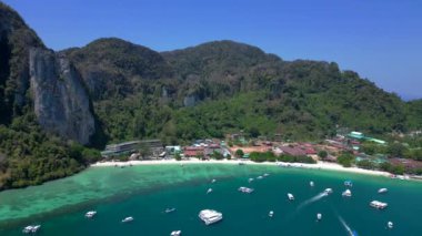 Turistler güneşli bir günde turkuaz suyu ve kireçtaşı kayalıkları olan tropikal bir cennette tekne kullanırlar. hız rampası Hiperlapse hızlandırılmış zaman aşımı 