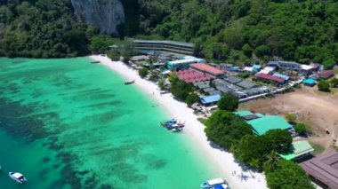 Turistler güneşli bir günde turkuaz suyu ve kireçtaşı kayalıkları olan tropikal bir cennette tekne kullanırlar. hız rampası Hiperlapse hızlandırılmış zaman aşımı 