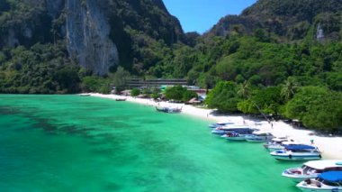 Turistler güneşli bir günde turkuaz suyu ve kireçtaşı kayalıkları olan tropikal bir cennette tekne kullanırlar. hız rampası Hiperlapse hızlandırılmış zaman aşımı 