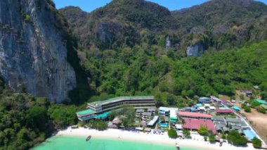 Turkuaz su, doğanın güzelliğini gösteren bir tatil köyü olan tropikal bir adayı çevrelemektedir. hız rampası Hiperlapse hızlandırılmış zaman aşımı 