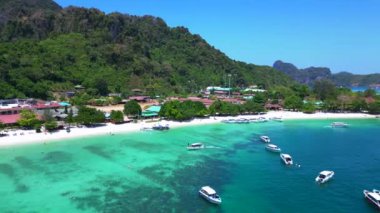 Turistler güneşli bir günde turkuaz suyu ve kireçtaşı kayalıkları olan tropikal bir cennette tekne kullanırlar. hız rampası Hiperlapse hızlandırılmış zaman aşımı 