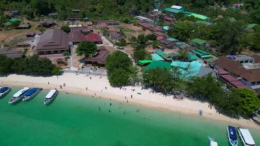 Turkuaz su, doğanın güzelliğini gösteren bir tatil köyü olan tropikal bir adayı çevrelemektedir. Yukarıdan insansız hava aracı görüntüleri 