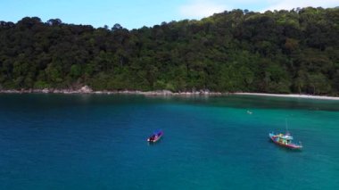 Botlar, tropik bir ada cennetinin kıyısındaki turkuaz mavi sularda demirli. hız rampası Hiperlapse hızlandırılmış zaman aşımı 