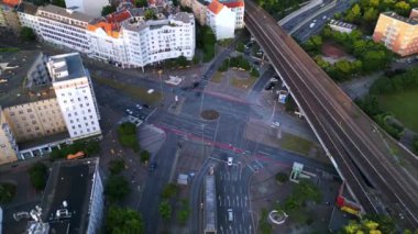 Berlin Innsbrucker Platz 'ın hava görüntüsü. Gün batımında şehir manzarasını kesen yüksek tren rayları var. hız rampası Hiperlapse hızlandırılmış zaman aşımı 