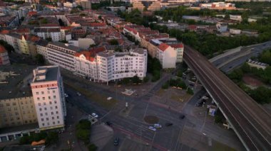 Berlin Innsbrucker Platz 'ın hava görüntüsü. Gün batımında şehir manzarasını kesen yüksek tren rayları var. Yukarıdan insansız hava aracı görüntüleri 