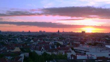 Berlin alacakaranlıkta evlerin üzerinde fernsehturm ve dramatik günbatımı ile gökyüzü, Almanya. hız rampası hiper hareket zaman aşımı 