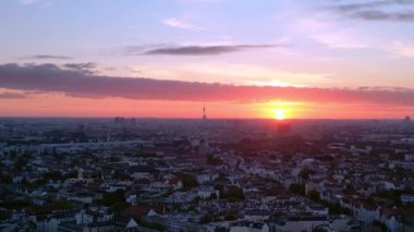 Berlin alacakaranlıkta evlerin üzerinde fernsehturm ve dramatik günbatımı ile gökyüzü, Almanya. hız rampası hiper hareket zaman aşımı 