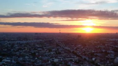 Berlin alacakaranlıkta evlerin üzerinde fernsehturm ve dramatik günbatımı ile gökyüzü, Almanya. hız rampası hiper hareket zaman aşımı 