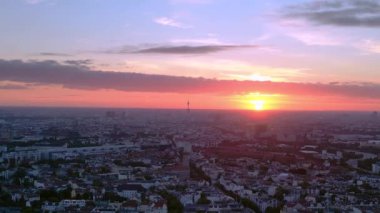 Berlin alacakaranlıkta evlerin üzerinde fernsehturm ve dramatik günbatımı ile gökyüzü, Almanya. hız rampası hiper hareket zaman aşımı 