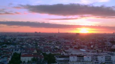 Berlin alacakaranlıkta evlerin üzerinde fernsehturm ve dramatik günbatımı ile gökyüzü, Almanya. hız rampası hiper hareket zaman aşımı 